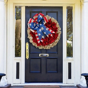 Patriottische krans voor 4 juli met USA vlag strik voor decoratie van de voordeur