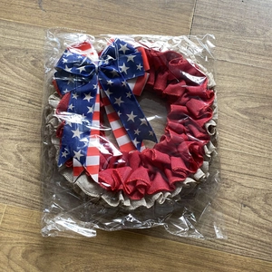 Detailopname van de jute krans voor 4 juli met een grote Amerikaanse vlag strik en sterren