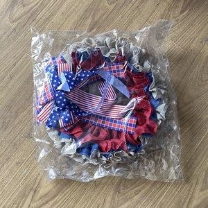 Detail van 4 juli jute krans met Amerikaans vlaglint en een feestelijke strik