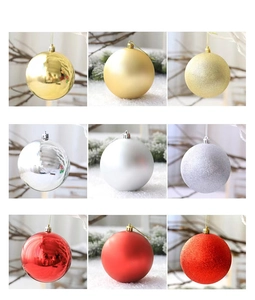 Dettaglio di palline di Natale da 8cm in oro, argento e rosso con finiture opache, lucide e glitter