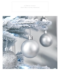 Palline di Natale argento glitterate e opache su ramo di pino innevato decorativo