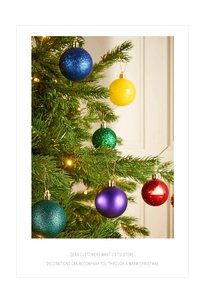 Dettaglio di palline di Natale colorate opache e glitterate su un albero luminoso