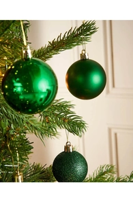 Dettaglio di palline di Natale verdi lucide, opache e glitterate appese all'albero