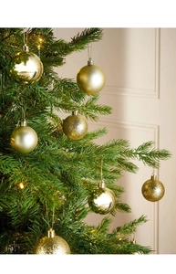 Dettaglio di palline di Natale oro 8cm in finiture opache, lucide e glitterate su albero