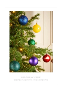 Dettaglio di palline di Natale da 8cm con finiture opache e glitterate su un albero festoso