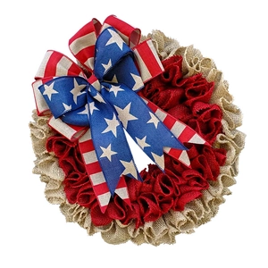 Patriottische deurkrans voor 4 juli met rood-blauwe jute plooien en Amerikaanse strik