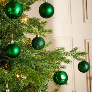 Palline di Natale verdi lucide, opache e glitterate per la decorazione dell'albero festivo