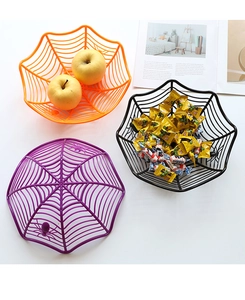 Détail de corbeilles à fruits en forme de toile d'araignée pour bonbons de fête d'Halloween