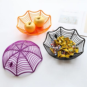 Trois corbeilles à fruits araignée pour Halloween en orange, violet et noir plastique