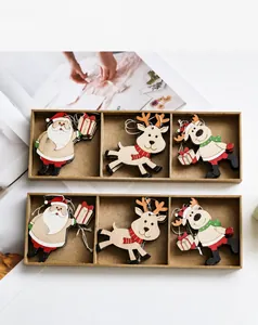 Detail van handbeschilderde houten kersthangers met kerstman en rendier in een geschenkdoos