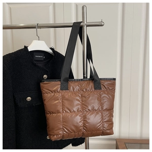 Détail du sac cabas matelassé caramel avec surpiqûres carrées et bandoulières tissées