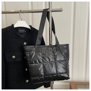 Détail du sac cabas matelassé noir avec coutures carrées en tissu de nylon brillant