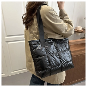 Detail of the high-gloss black quilted space cotton tote bag with spacious interior