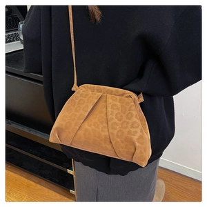 Detail of the brown animal texture and pleated design on this retro crossbody bag
