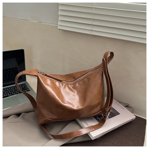 Dettaglio borsa tote in pelle marrone vintage con cerniera e tracolla regolabile