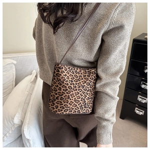 Dettaglio borsa a secchiello vintage leopardata in pelle scamosciata con tracolla