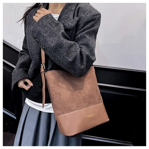 Detailansicht der braunen Bucket Bag aus Wildleder und Leder mit goldenem Logo-Schriftzug