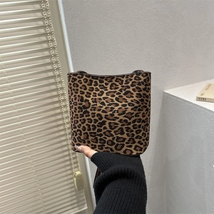 Women Vintage Suede Leopard Print Underarm Bag Retro Niche Minimalist Small Bucket Bag Large Capacity Fashion Crossbody Bag