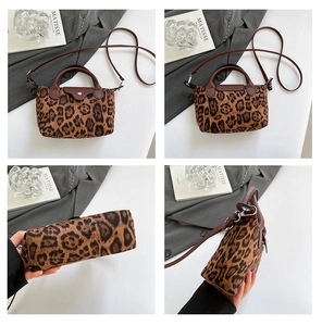 Detail der Handtasche mit Leopardenmuster, braunen Ledergriffen und Metallverschluss