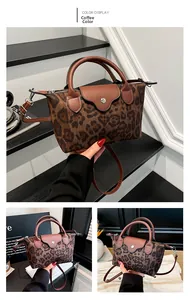 Detail der Nylon-Tasche mit Leopardenmuster, braunen Ledergriffen und silbernem Druckknopf