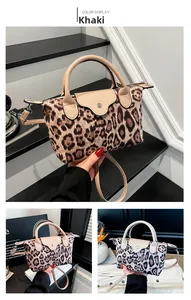 Details von khakifarbenem Nylon-Shopper mit Leopardenmuster und Lederklappe