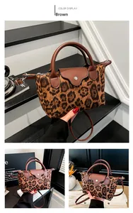 Detail der Nylon-Tasche mit Leopardenmuster, brauner Lederklappe und Druckknopf