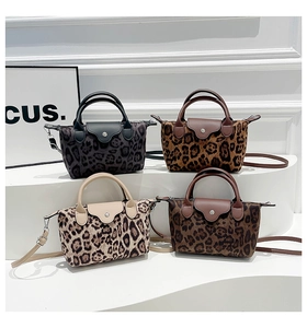 Details von vier Mini-Handtaschen mit Leopardenmuster in verschiedenen Farbtönen