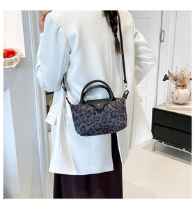 Details der Nylon-Handtasche mit Leopardenmuster, Ledergriffen und verstellbarem Gurt