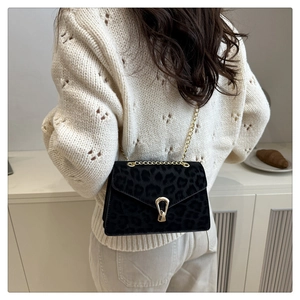 Détail du sac bandoulière léopard avec boucle fer à cheval dorée et bandoulière