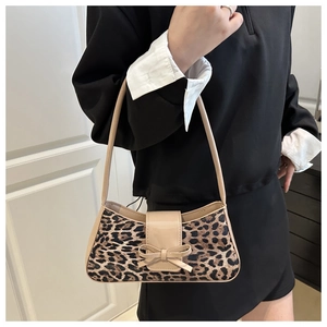 Detail der Vintage-Tasche mit Leopardenmuster, beige Schleife und Kunstleder-Textur