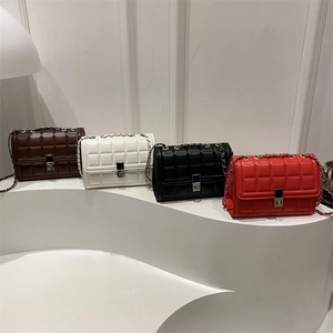 Sacs à bandoulière matelassés avec chaîne en quatre couleurs sur présentoir blanc