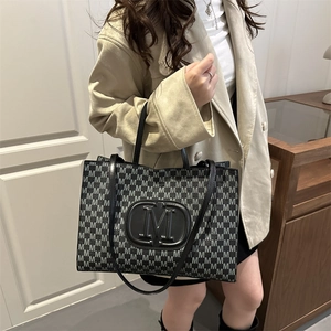 Fashion tote bag with letter M print and shoulder strap for casual elegant style