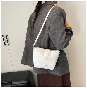Vista posterior de una modelo con un bolso de cuero blanco y un elegante bolsillo en U