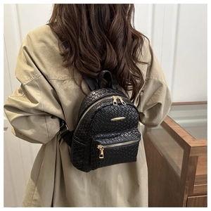 Détail du sac à dos en cuir PU noir avec relief crocodile et fermetures éclair dorées