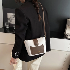 Bolso saco moderno bicolor en cuero blanco y marrón con texto Fashion & Bags