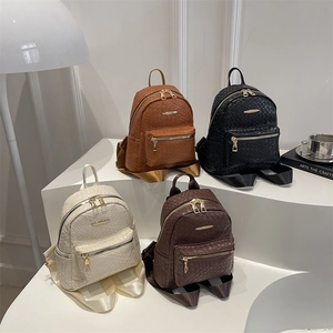 Mini Sac à Dos pour Femmes Texture Tissée Rétro Sac à Bandoulière en Cuir PU Décontracté avec Barre Métallique Élégant Sac à Dos Quotidien