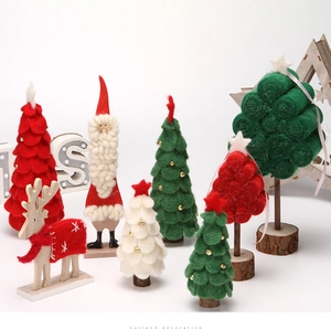 Detalle de árboles de Navidad de fieltro con campanas, reno y adornos navideños