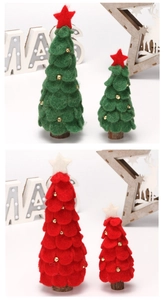Detalle de árboles de Navidad de fieltro rojos y verdes con cascabeles y base de madera