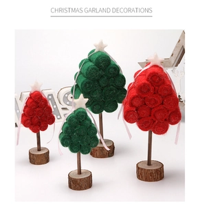 Detalle de árboles de Navidad de fieltro rojo y verde con base de madera y estrella