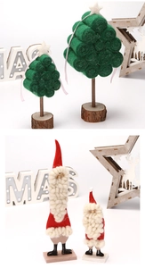 Detalle de árboles de Navidad de fieltro y muñecos de Papá Noel con base de madera decor