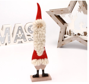 Detalle de Papá Noel artesanal con gorro de lana y decoración de estrella de madera