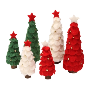 Set de árboles de Navidad creativos de fieltro con base de madera y adornos de campana