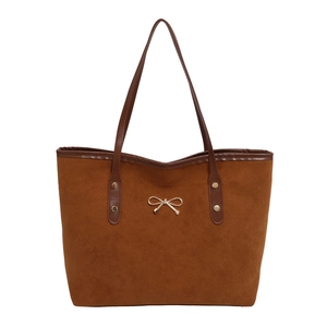 Sac cabas minimaliste en daim marron avec nœud doré et bandoulières en cuir