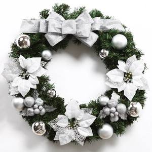 50cm groene kerstkrans met zilveren strik, glitterbloemen en ornamenten op witte achtergrond