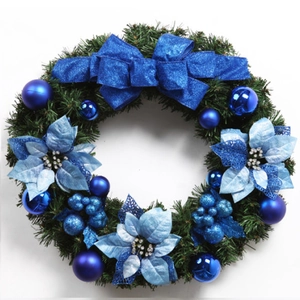 Groene kerstkrans van 50 cm met grote blauwe paillettenstrik en bijpassende ornamenten