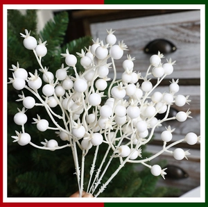 Detail von künstlichen weißen Beerenstielen für Weihnachtsbaumschmuck und Winterdeko