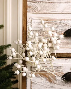 Nahaufnahme künstlicher weißer Beeren-Zweige für Weihnachtsbaum-Deko im Nordischen Stil