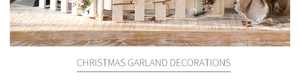 Détail d'une clôture de Noël en bois blanc avec aiguilles de pin et baies rouges
