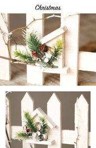 Détail de clôture de Noël en bois blanc avec nichoir et aiguilles de pin enneigées