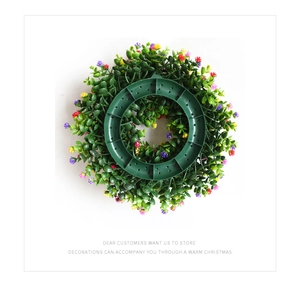 Vue détaillée du cadre en plastique robuste et de la verdure au dos de la couronne florale